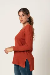 Remera color ladrillo de tejido plano imitación corduroy, con escote en V y tajos en los costados.