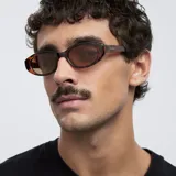 Lentes de sol ovalados con sutil ángulo cat-eye, montura carey y lentes marrones polarizadas con protección UV400. Fabricados con materiales bio-based G850 y patillas de propionato de celulosa.