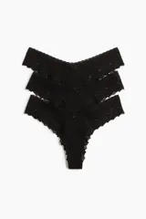 Pack de tres bombachas tipo brazilian de tiro bajo, confeccionadas en algodón con detalles de encaje en los bordes y pequeño lazo decorativo en el frente.