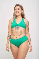 Conjunto de bikini verde liso, compuesto por un corpiño triangular con breteles anchos cruzados en la espalda y una bombacha clásica.