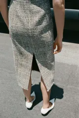Vestido midi ZARA Woman Collection de tweed gris con sutiles hilos de colores, escote redondo, manga sisa y bajo desflecado con abertura en la espalda. Cuenta con cierre de cremallera oculta.