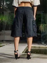 Bermuda cargo de gabardina con lavado negro, corte holgado y bolsillos cargo laterales.