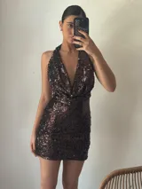 Minivestido de fiesta con lentejuelas color chocolate, escote halter y espalda descubierta.