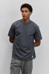 Remera de manga corta y cuello redondo, de corte clásico y color marrón.