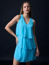 Vestido corto color celeste, de gasa en capas, con escote en V y forro interno a tono.