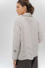 Saco tejido de lambswool color marrón, con diseño inspirado en kimono, mangas largas y delicados calados en toda la prenda. Cuenta con bordes en contraste.