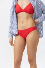 Parte inferior de bikini colaless liso color blanco.