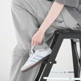 Championes Adidas Samba Og blancos con detalles en celeste y suela marrón.