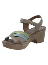 Sandalia con taco de 6cm y capellada multicolor con tiras cruzadas en tonos verde, beige y celeste. Cuenta con ajuste de hebilla y plantilla acolchada.