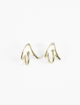 Par de aros dorados con forma de espiral.