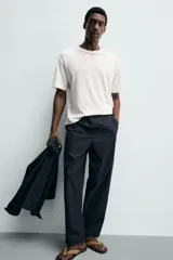 Pantalón straight fit color negro, confeccionado en popelín de algodón, con cintura elástica y bolsillos frontales.