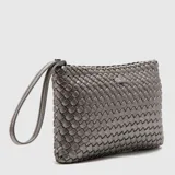 Clutch de fiesta color bronce con diseño tejido y asa de mano.