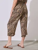 Pantalón capri de lino con estampado animal print de cebra, pretina ancha elastizada y bolsillos inclinados.