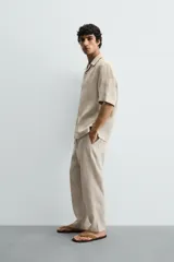 Pantalón relaxed fit de lino color negro, con cintura elástica ajustable con cordón y bolsillos frontales.