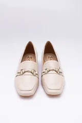 Mocasines de cuero color verde oliva, con detalle de herraje metálico dorado en el empeine y taco bajo cuadrado.