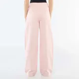 Pantalón de twill en color rosa, de corte recto y tiro medio, con un diseño de cintura asimétrica cruzada y cierre de botón frontal.