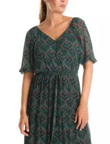 Vestido midi de gasa estampada con diseño de hojas, escote en V cruzado y mangas cortas fluidas. Presenta cintura elastizada con lazo ajustable y falda con volados escalonados que aportan movimiento. Incluye forro interno a tono.