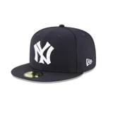 Gorro New Era 59Fifty de béisbol, color azul marino con logo de los New York Yankees bordado en blanco al frente y logo de New Era bordado en blanco al costado.