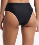 Bombacha de bikini tiro alto, color negro, con laterales drapeados y diseño de cobertura moderada.