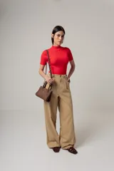Camiseta de punto acanalado color marrón, con cuello alto y mangas cortas ajustadas.