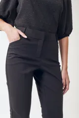 Pantalón negro de vestir, de corte recto y tiro medio.