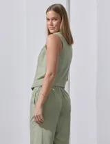 Chaleco de lino a rayas verticales blancas y grises, con escote en V, cierre frontal con botones y bolsillos simulados. Marca Alex & Jordan.