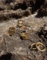 Anillo de diseño escultural y texturado, con acabado rugoso que simula una superficie montañosa o corteza.