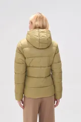 Campera puffer color verde oliva con capucha y cierre frontal con cremallera negra.