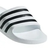 Sandalias tipo ojota Adidas Adilette Aqua, color blanco con tres franjas negras en la tira superior.