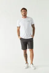 Remera blanca de manga corta con cuello redondo y estampado en la espalda de una foto del puente Golden Gate.