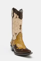 Bota estilo cowboy de caña alta, confeccionada en una combinación de cuero marrón oscuro, beige y texturizado efecto piel de serpiente en tonos mostaza. Presenta bordados decorativos, tacón medio en bloque y puntera perfilada.