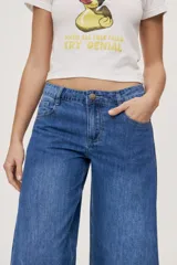 Jean de tiro medio y corte barrel con pierna amplia y ligeramente curva, estilo de cinco bolsillos en denim negro lavado.