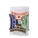 Pack de cuatro broches para el pelo de plástico en tonos pastel: naranja, verde, lila y marrón. Incluye dos broches grandes tipo pinza y dos broches pequeños.