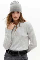Sweater de punto gris, con diseño de ochos, cuello polo y cierre frontal parcial con botones. De manga larga y calce clásico.