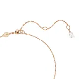 Colgante con cadena fina color oro rosa y dije circular con perla blanca y circonitas transparentes.