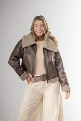 Campera marrón con cuello y puños de piel sintética color beige.