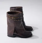 Bota de cuero vacuno color negro, con caña media, taco de madera bajo y cierre lateral.