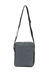 Morral de poliéster en dos tonos de gris, con dos bolsillos frontales y correa ajustable negra.