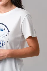 Remera de algodón blanca con cuello redondo y mangas cortas. Presenta un estampado frontal en color azul con ilustraciones de cristales y la frase 'Energy flows where intention goes' junto a 'Abundance is a mindset'.