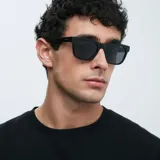Lentes de sol cuadrados negros con protección UV400 y lentes polarizadas alemanas con recubrimiento anti-scratch y superhidrofóbico.