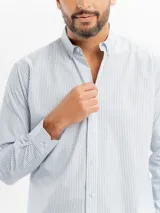 Camisa de manga larga con estampado de cuadros vichy en tonos celestes y blancos, con cuello abotonado.