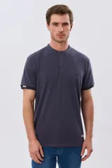 Remera estilo polo con cuello mao y manga corta, de color bordó con detalles en azul en los bordes de las mangas y cuello. Cuenta con cierre frontal parcial de tres botones y pequeño logo bordado en el pecho.