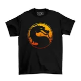 Remera negra de algodón con estampado frontal del logo de Mortal Kombat en tonos naranja y amarillo con efecto desgastado.