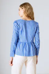 Blusa de manga larga con estampado de rayas verticales en tonos azul y blanco. Presenta un escote cuadrado, cierre frontal con botones y un diseño con corte peplum en la cintura.