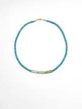 Collar de piedras naturales en tonos turquesa y verde, con cierre metálico dorado y cuentas cilíndricas centrales.