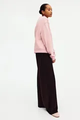 Pantalón de punto pesado color marrón oscuro, de corte amplio y silueta recta con cintura elástica revestida y pliegues delanteros.