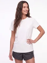 Remera deportiva negra de manga corta, con costuras laterales visibles y calce ajustado.