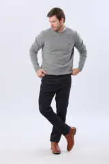 Pantalón de pana de corte recto y cinco bolsillos, con cierre de botón y cremallera, y detalles metálicos personalizados.