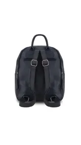 Mochila de cuero sintético en color beige con detalles en color suela. Cuenta con múltiples compartimentos frontales con cierre metálico, correas regulables y manija superior.