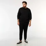 Pantalón de jogging negro liso con puños elásticos.